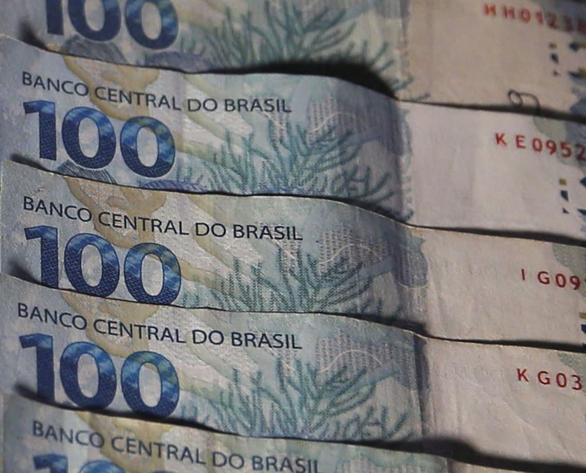 Orçamento com salário mínimo de R$1.320 e auxílio de R$ 600 é aprovado pelo Congresso