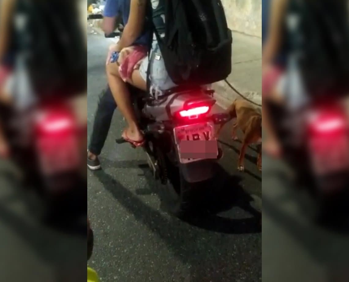 ASSISTA! Motociclista arrasta cachorro em Salvador e é repreendido; "vou amarrar você também" 