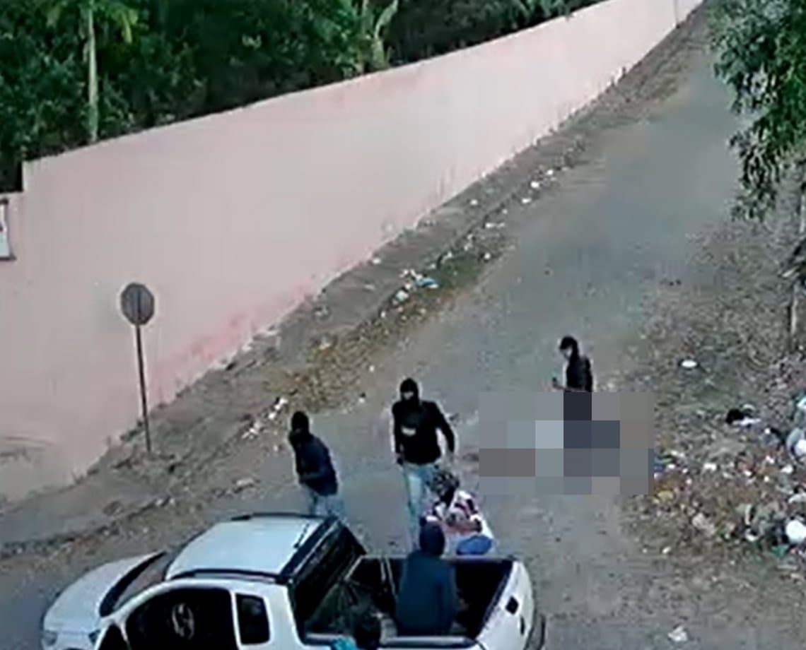 Vídeo flagra seis homens encapuzados executando homem com 19 tiros na Bahia; criança também acabou atingida 