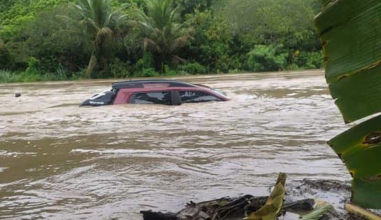 Imagem de Chuvas na Bahia: Rio Jiquiriçá Mirim transborda e carro é coberto pela água