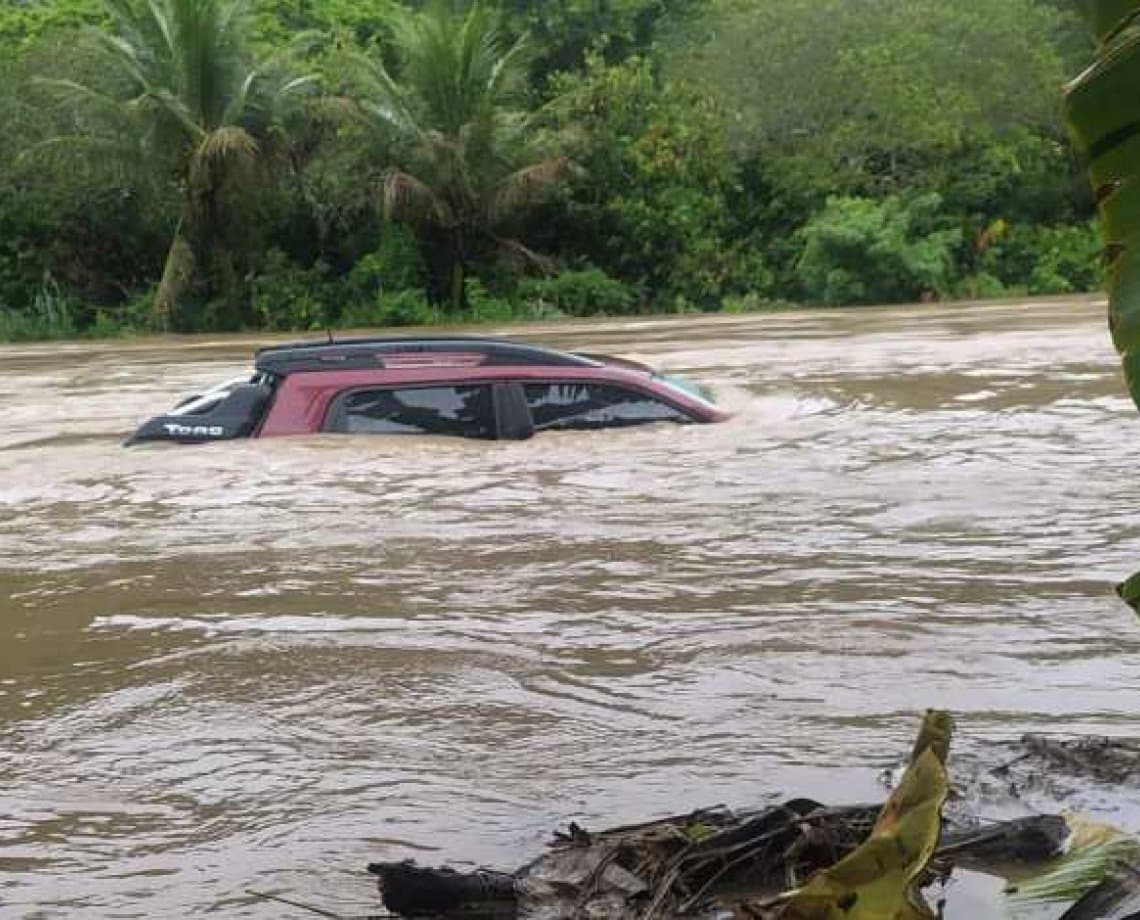 Chuvas na Bahia: Rio Jiquiriçá Mirim transborda e carro é coberto pela água