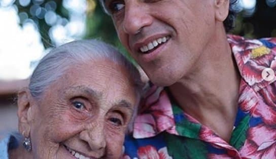 Imagem de "Dia de festa e luto": Caetano Veloso relembra dez anos de falecimento da mãe, Dona Canô