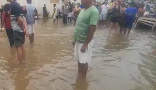 Imagem de Rio transborda e alaga parte de Jequié; prefeito pede que pessoas fiquem em casa; veja