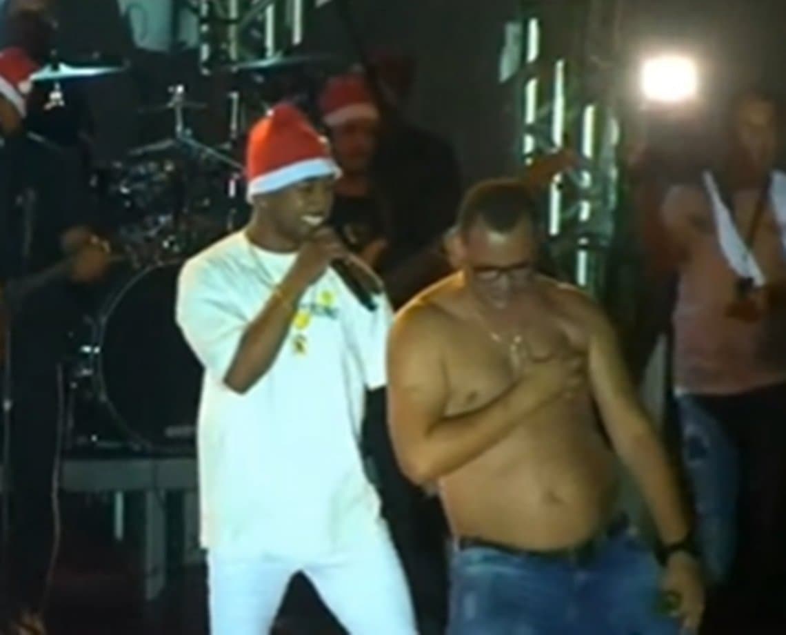 "Delicinha": prefeito de cidade baiana rouba a cena ao dançar sem camisa em show de arrocha; vídeo