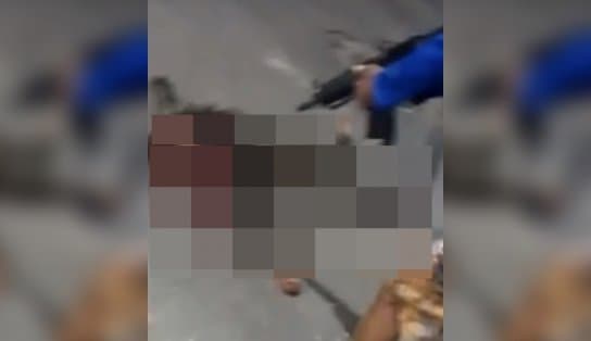 Imagem de Como "prêmio", traficantes exibem corpo de rival por bairro de Salvador e filmam tudo; fuzil é usado