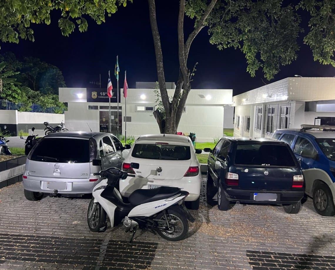 Homens são presos por receptação de veículos roubados e alteração de placas em Salvador