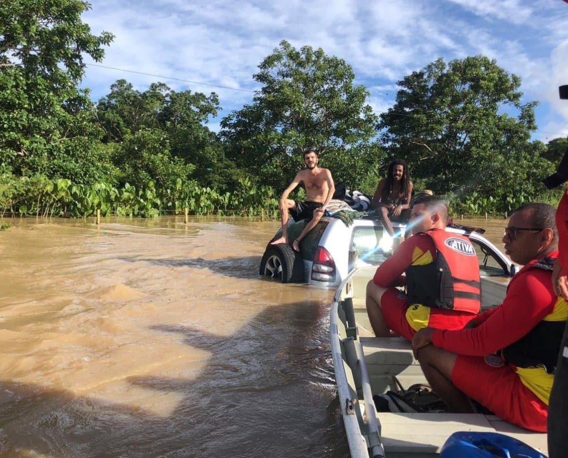 Vítimas são resgatadas de inundamentos em Canavieiras e Itacaré, na Bahia