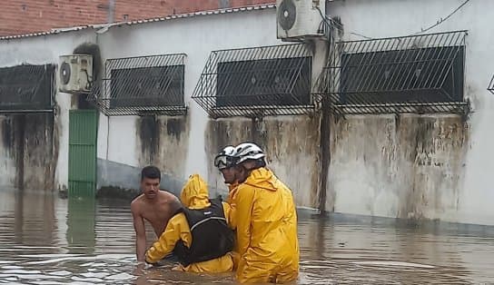 Imagem de Homem que precisava fazer hemodiálise e estava preso em alagamento é socorrido por bombeiros na Bahia