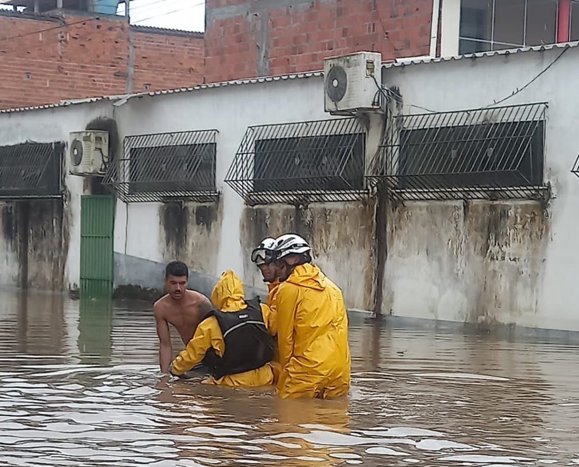 Homem que precisava fazer hemodiálise e estava preso em alagamento é socorrido por bombeiros na Bahia