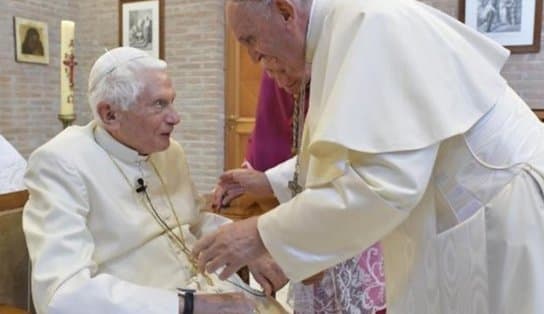 Imagem de Bento XVI tem estado de saúde agravado e Papa Francisco pede orações para antecessor