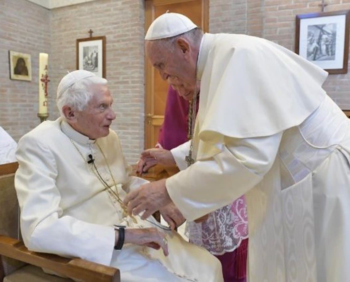 Bento XVI tem estado de saúde agravado e Papa Francisco pede orações para antecessor