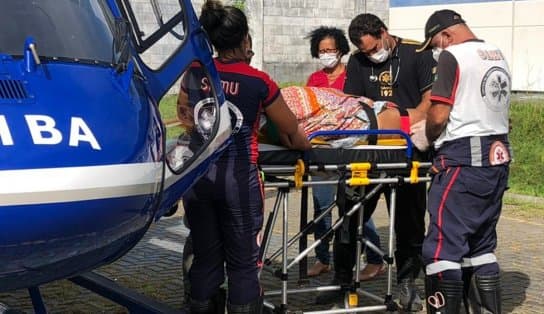 Imagem de Vítima de AVC, idosa de 96 anos é socorrida da ilha de Vera Cruz para Salvador de helicóptero 