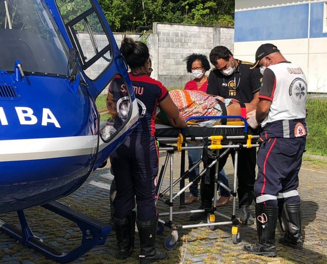 Vítima de AVC, idosa de 96 anos é socorrida da ilha de Vera Cruz para Salvador de helicóptero 