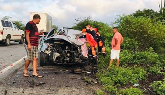 Imagem de Duas pessoas morrem em acidente na BR 324 após carro colidir com caminhão