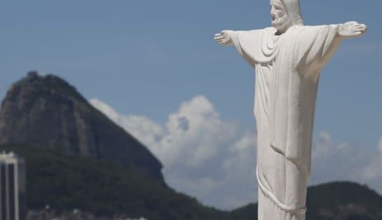 Imagem de Cristo Redentor é iluminado de verde e amarelo em homenagem a Pelé