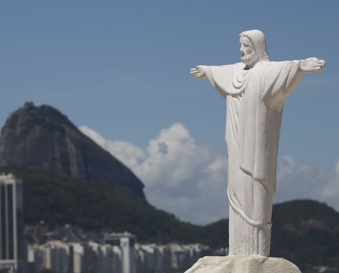 Cristo Redentor é iluminado de verde e amarelo em homenagem a Pelé