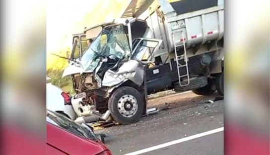 Imagem de Motorista fica preso às ferragens de caminhão após se envolver em acidente na Avenida Gal Costa 