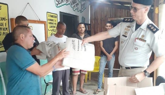 Imagem de Antigos uniformes da PM viram lençóis e cobertores para necessitados na Bahia