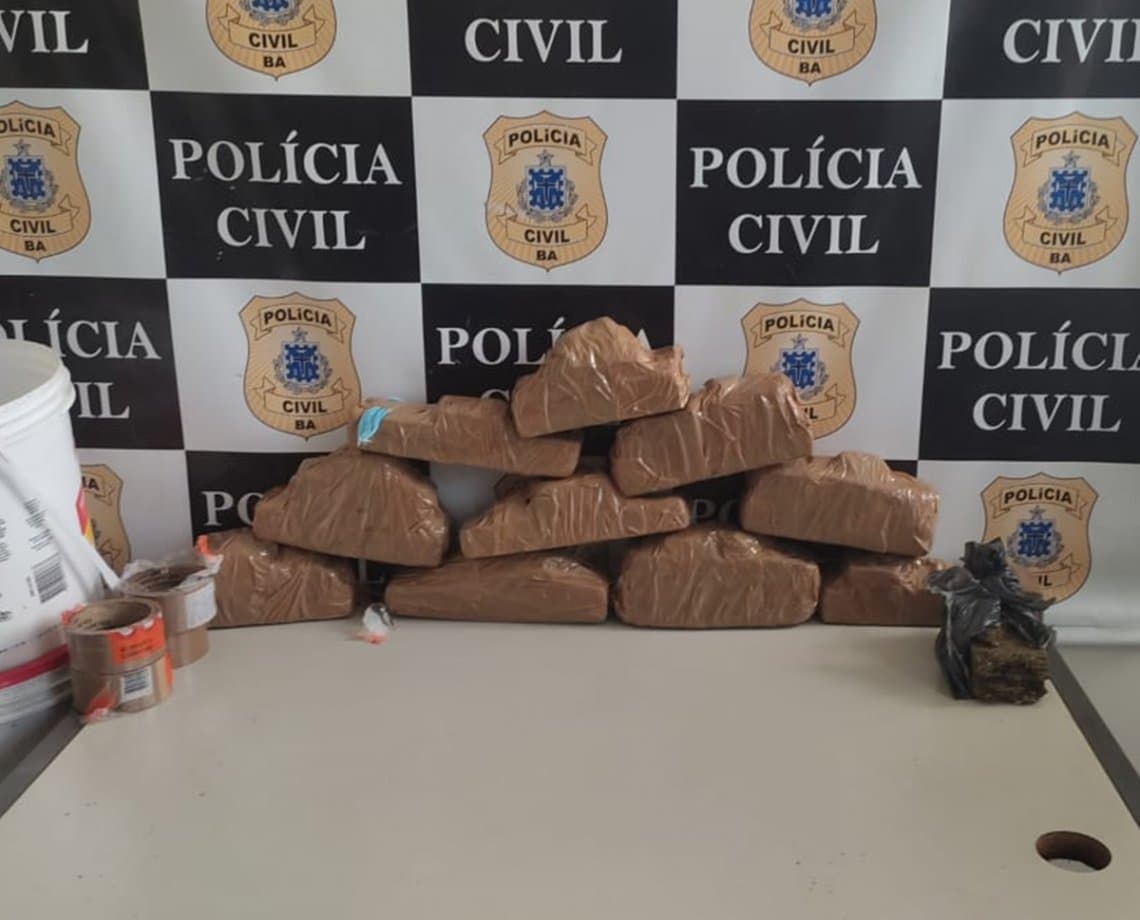 Dez quilos de maconha são encontrados dentro de balde em terreno baldio em Santo Antônio de Jesus 