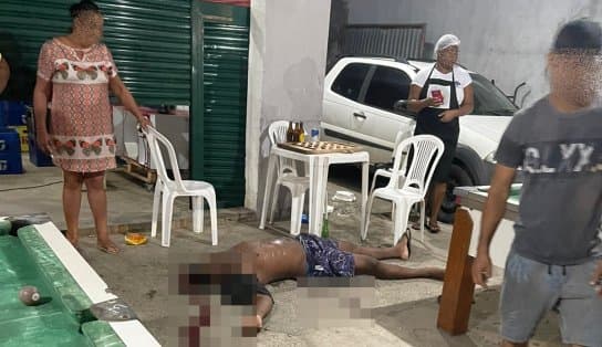 Imagem de Câmera filma momento em que homem é morto com seis tiros dentro de bar na Bahia, veja vídeo: 