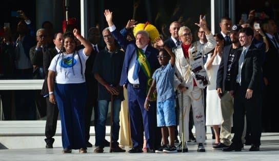 Imagem de Quem colocou a faixa presidencial em Lula? Saiba os nomes dos integrantes que representam "povo brasileiro"