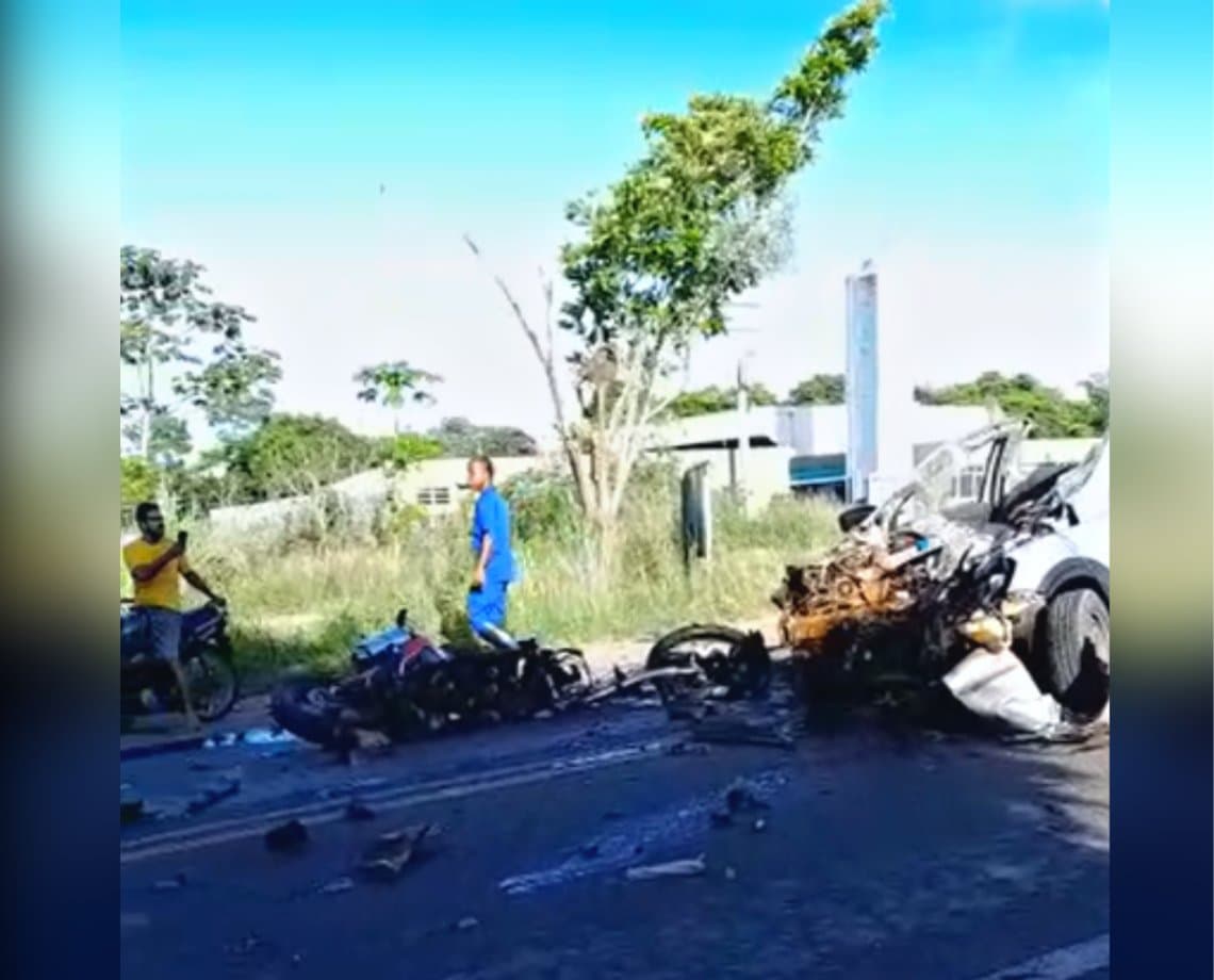 Casal morre após motocicleta colidir frontalmente com caminhonete na Ilha de Itaparica 