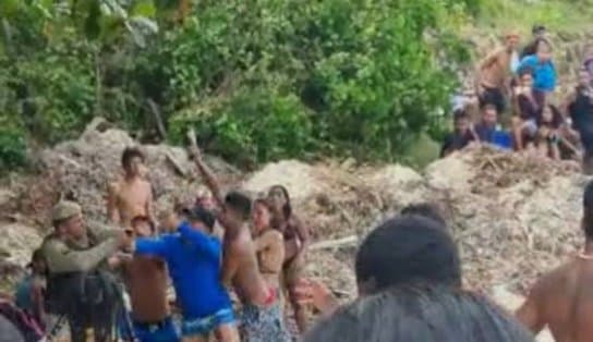 Imagem de VÍDEO: banhistas agridem PM em praia de Ilhéus; policial teria levado uma "garrafada"