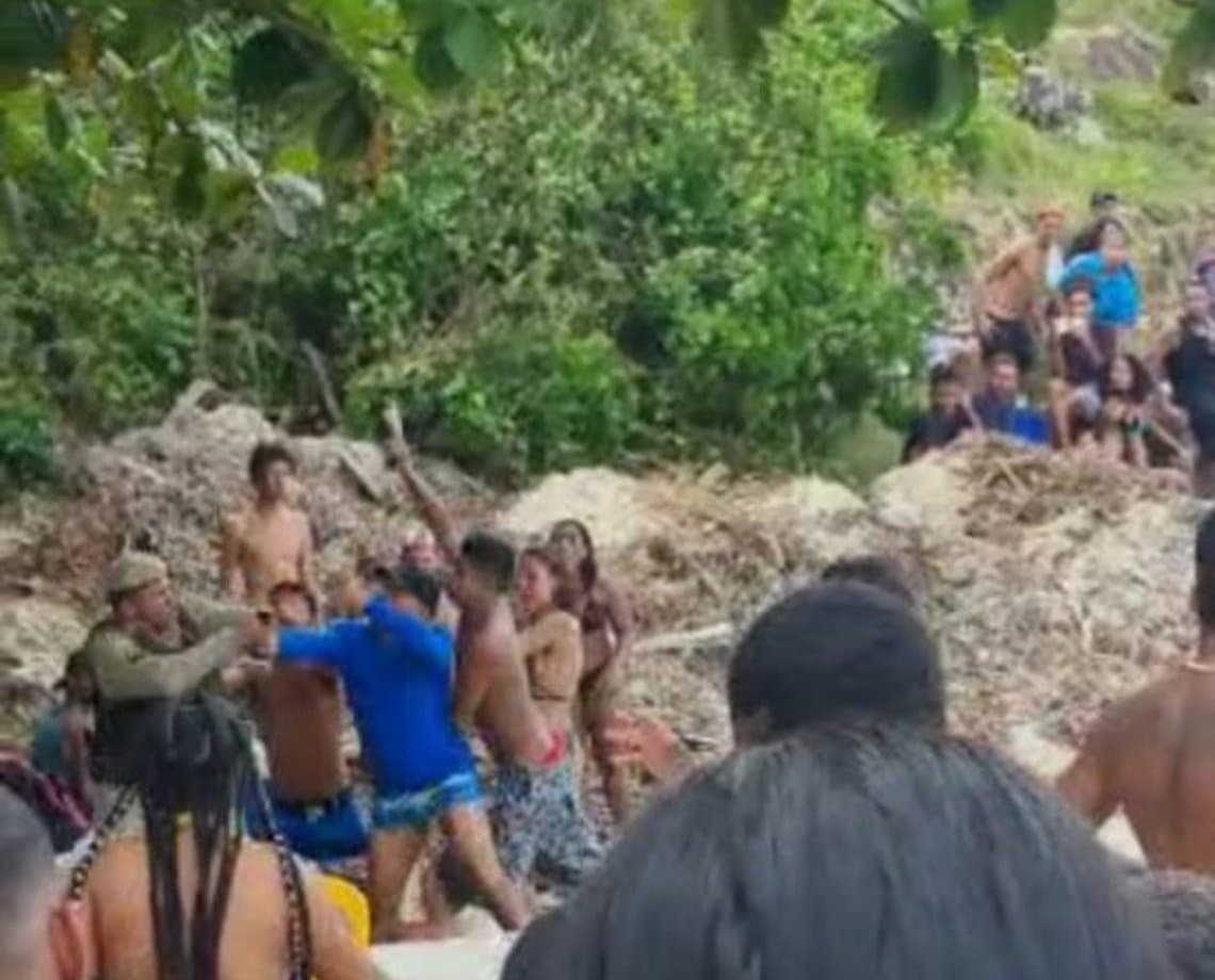 VÍDEO: banhistas agridem PM em praia de Ilhéus; policial teria levado uma "garrafada"