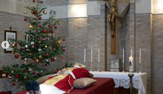 Imagem de Velório do papa emérito começa no Vaticano; fiéis fazem fila para homenagens