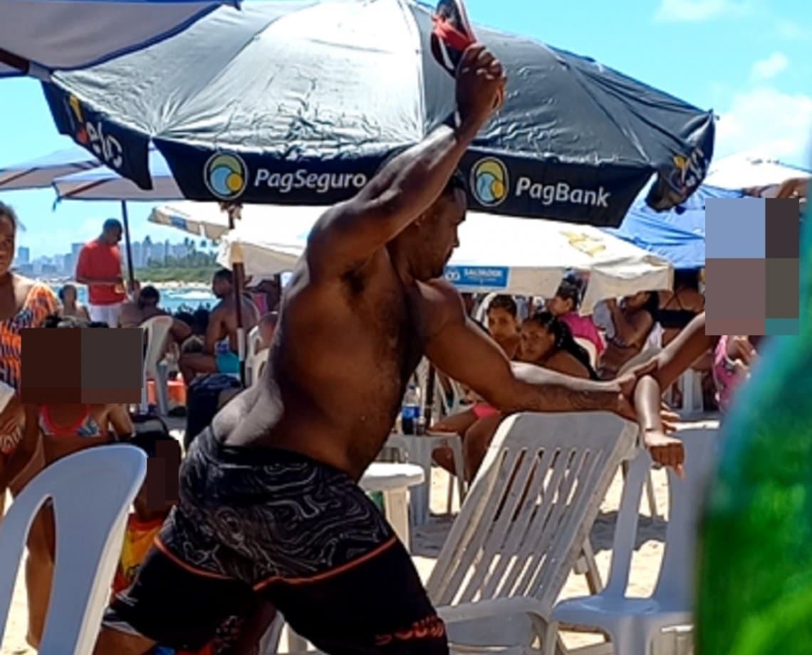 Após ser flagrado espancando filhas em praia de Salvador, pai minimiza situação; "não sou um monstro" 