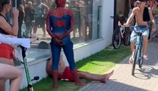 Imagem de VÍDEO: "Homem Aranha" dá mata-leão em assaltante e o segura até a chegada da polícia