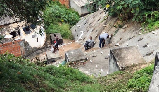 Imagem de Carro desgovernado desce ladeira e atinge muro de casa na Capelinha de São Caetano