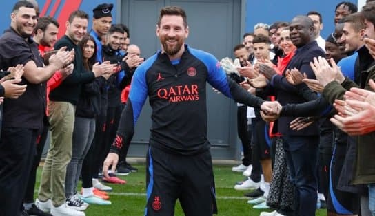 Imagem de Messi é recebido com corredor de aplausos ao retomar rotina no PSG; veja vídeo