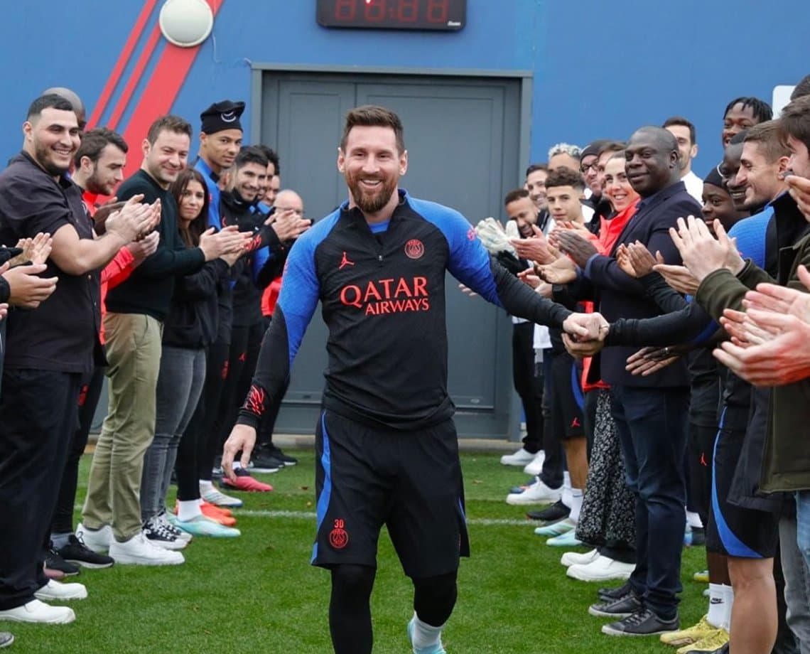 Messi é recebido com corredor de aplausos ao retomar rotina no PSG; veja vídeo