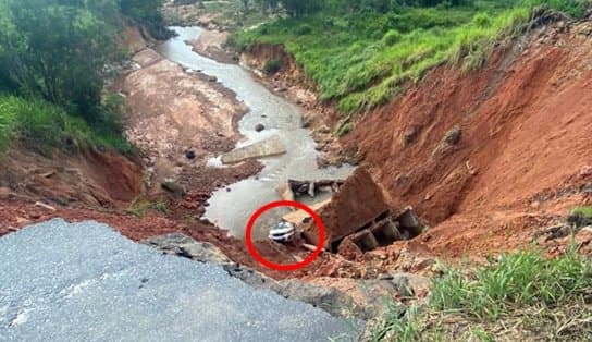 Imagem de Três pessoas são resgatadas com vida após carro cair em cratera no sul da Bahia