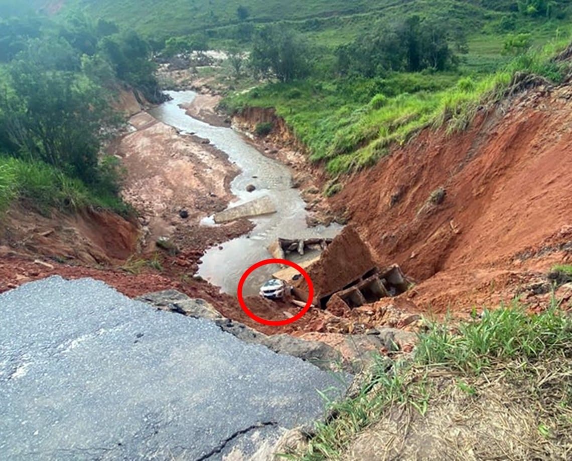 Três pessoas são resgatadas com vida após carro cair em cratera no sul da Bahia