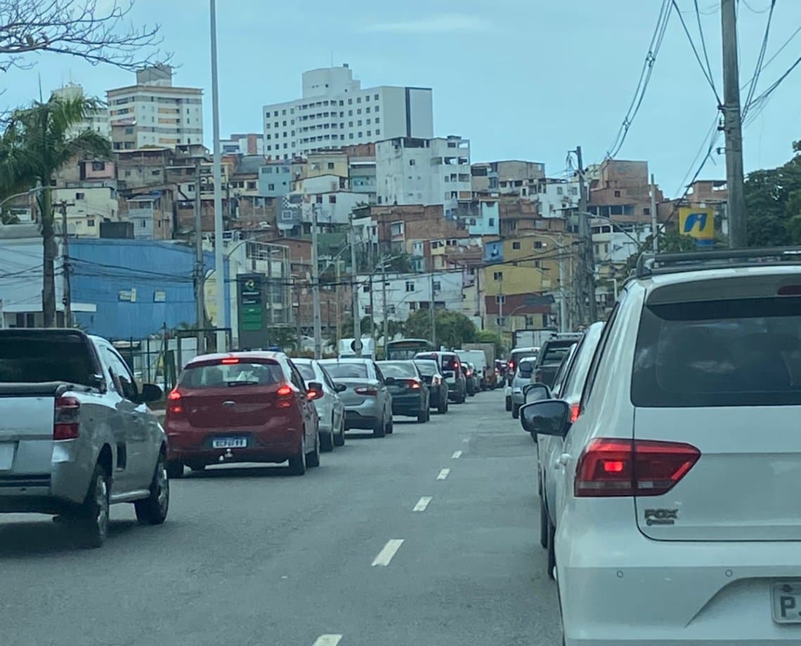 Obra da Embasa causa lentidão no trânsito na Avenida Ogunjá