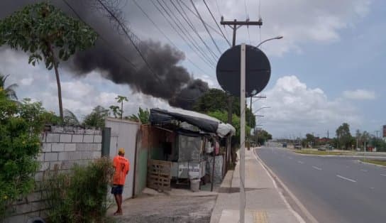 Imagem de Forte explosão em galpão causa lentidão no trânsito de veículos em Camaçari; bombeiros estão no local