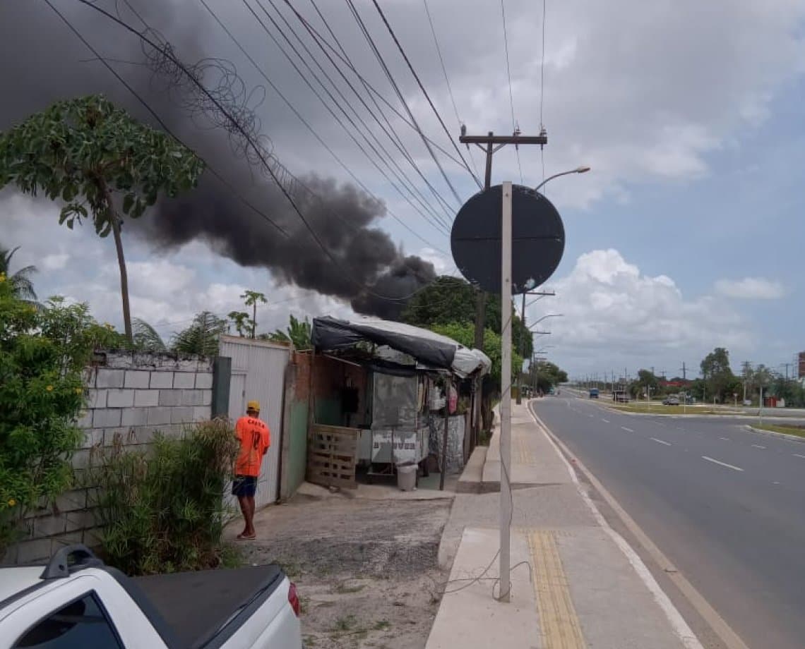 Forte explosão em galpão causa lentidão no trânsito de veículos em Camaçari; bombeiros estão no local