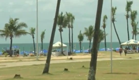 Imagem de Homem morre afogado em praia de Itapuã após ingestão de bebida alcoólica 