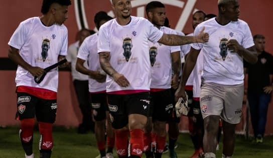 Imagem de Vitória faz homenagem a Pelé, rei do futebol; time baiano nunca foi derrotado pelo craque do Santos 