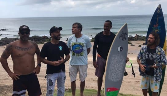 Imagem de Amigos fazem homenagem a surfista baiano morto em Portugal; "era meu ídolo no esporte" 