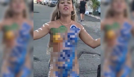 Imagem de A rifeira peladona: mulher chama a atenção ao vender produtos nua em Salvador; assista 