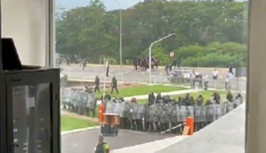 Imagem de Ataques em Brasília: Flávio Dino diz que "tentativa de impor a vontade pela força não vai prevalecer"