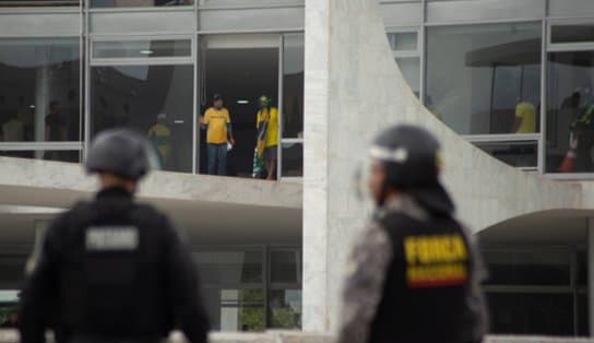 Imagem de Biden, Macron, Ciro, Tebet, Neto, Tarcísio e mais políticos repudiam atos golpistas em Brasília