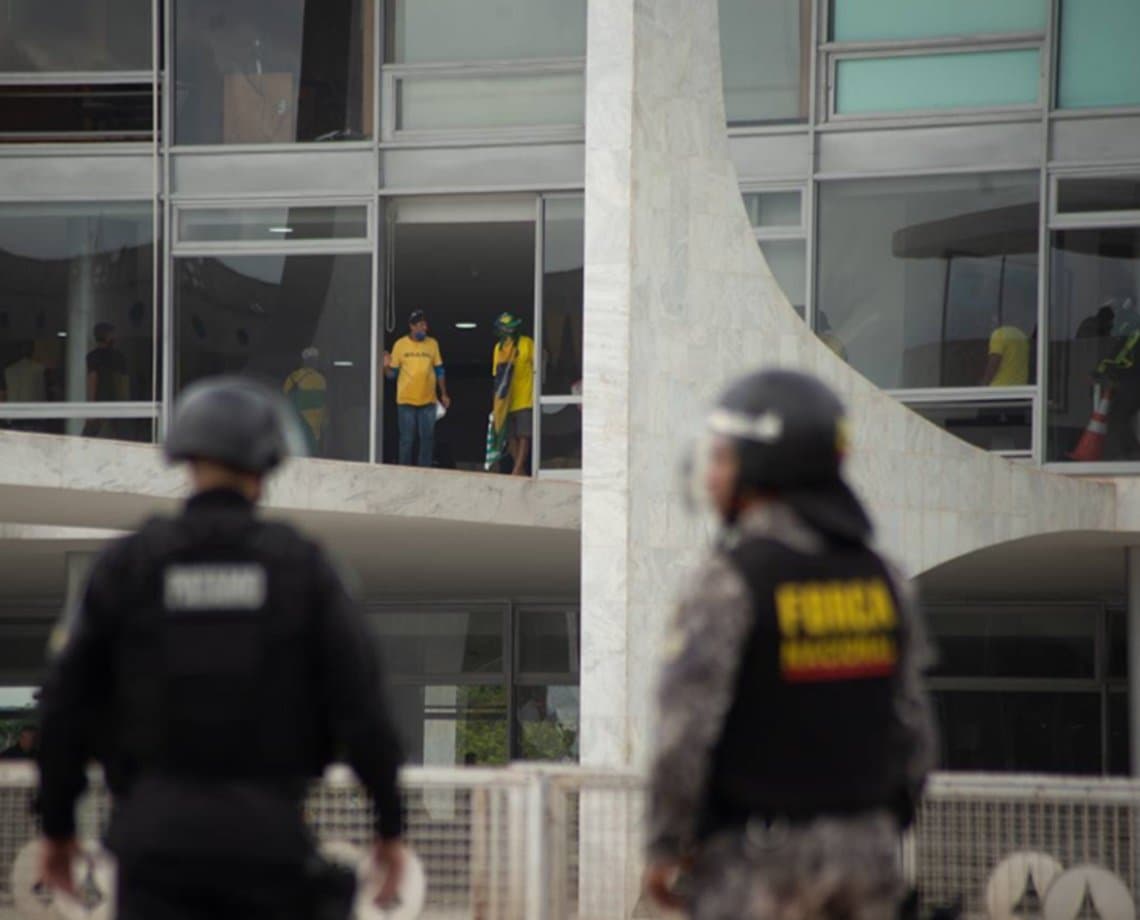 Biden, Macron, Ciro, Tebet, Neto, Tarcísio e mais políticos repudiam atos golpistas em Brasília