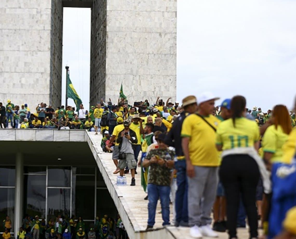 CBF se manifesta contra uso de camisas da seleção em atos terroristas 