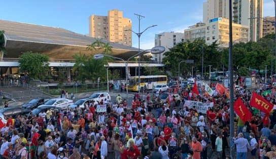 Imagem de Grupo de 'apoio a democracia' faz ato pacífico no Campo Grande; protesto é contra ações terroristas em Brasília 