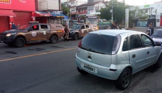 Imagem de Com carro roubado, criminosos assaltam rodoviários e trocam tiros com PMs, em Salvador