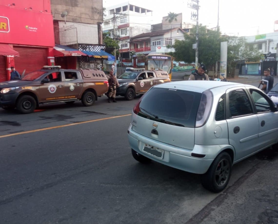 Com carro roubado, criminosos assaltam rodoviários e trocam tiros com PMs, em Salvador